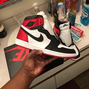 Jordan 1 satin black toe 10.5